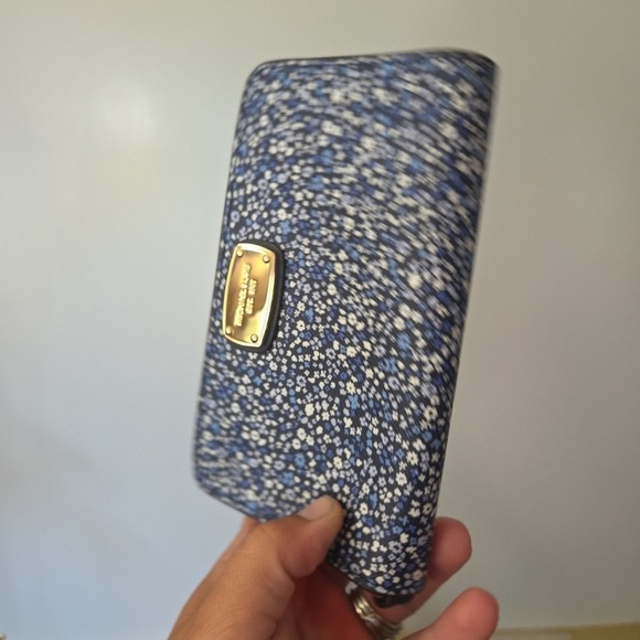 Michael Kors Blue White Daisy Floral Zipper Cell Phone Wallet - Picture 7 of 13